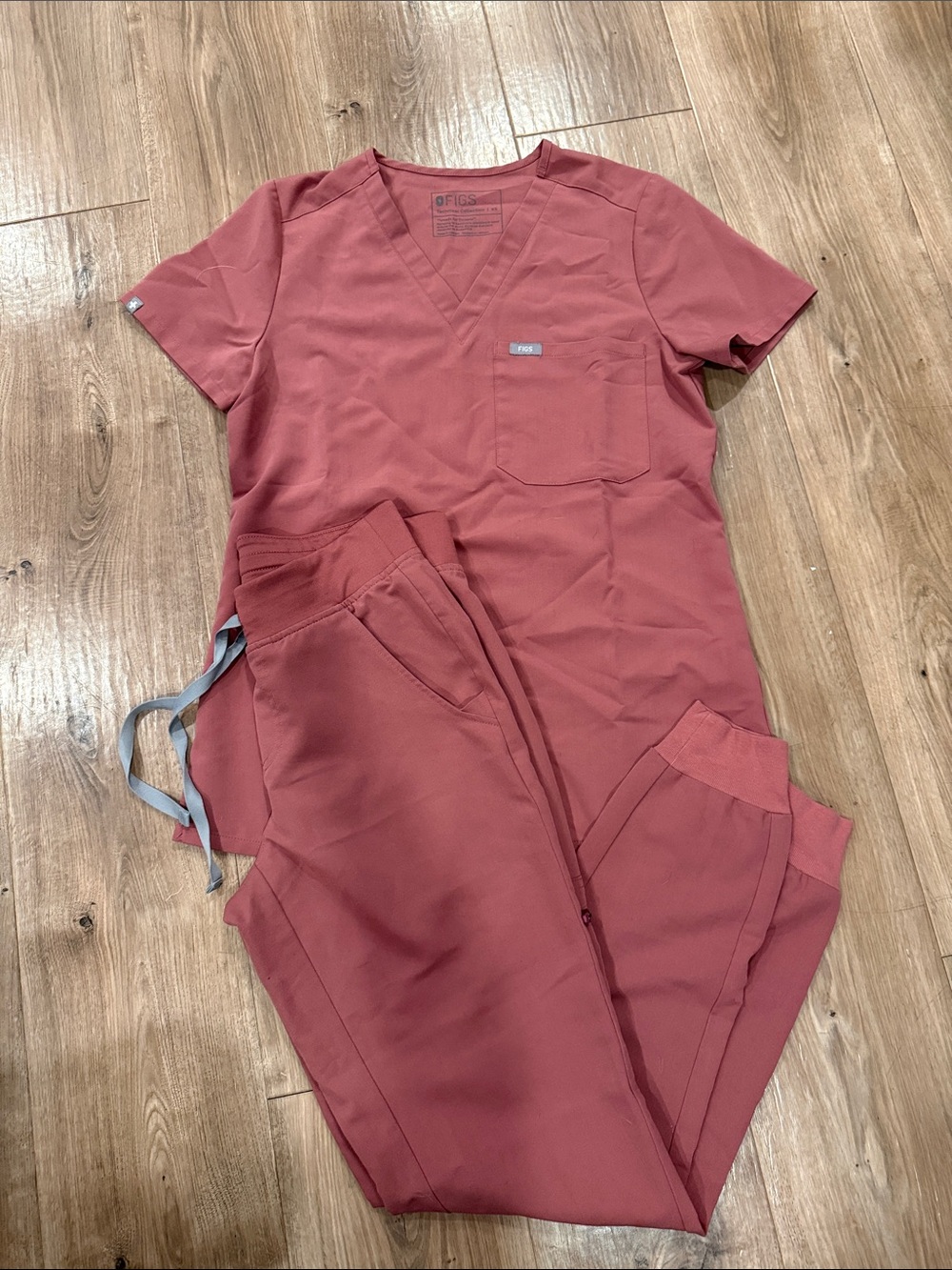 Figs Muave V-Neck Scrub Set